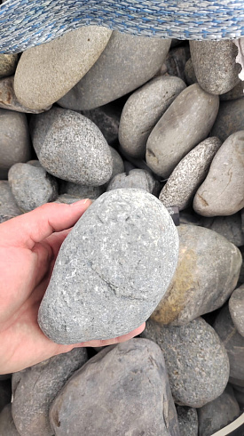 Kamenclub.ru: Галька речная окат (темно-серая) фр. 70-150 мм. купить  в Люберцах галька речная темно-серая, синяя, серая речная галька округлая  8000 руб/т   фото КАМЕНЬ КЛУБ