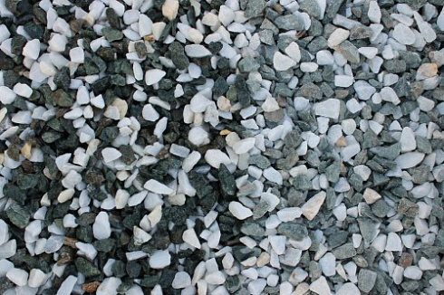 Kamenclub.ru: Мраморная крошка (щебень крошка микс: белый-зеленый) фр. 10-20 мм.  купить в Люберцах мрамор белый, зеленый каменная ландшафтная декоративная крошка щебня 9500 руб/т   фото КАМЕНЬ КЛУБ