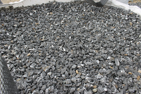 Kamenclub.ru: Щебень крошка черный (мрамор) фр. 20-40 мм.  купить в Люберцах мрамор черный с белыми прожилками мраморная каменная крошка 11000 руб/т   фото КАМЕНЬ КЛУБ