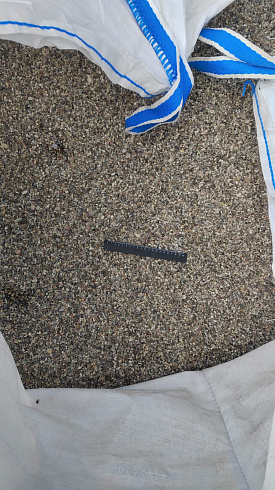 Kamenclub.ru: Галька речная окат (серая) фр.3-5 мм купить  в Люберцах галька речная серая бежевый темно-серый окатанный речной камень округлый 9500 руб/т   фото КАМЕНЬ КЛУБ