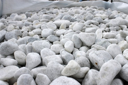 Kamenclub.ru: Мраморная крошка (щебень галтованный белый), фр.20-40 мм.  купить в Люберцах мрамор белый бежевый молочный мраморный щебень декоративный 17000 руб/т   фото КАМЕНЬ КЛУБ