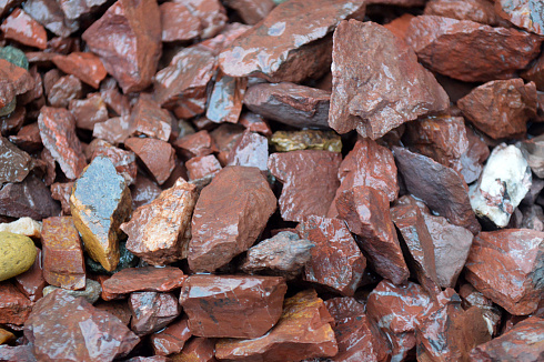 Kamenclub.ru: Щебень крошка красный (ЯШМА) фр. 5-10 мм.  купить в Люберцах крошка каменная яшмы красный, бордовый, темно-красный декоративная крошка ландшафтная каменная яшмоидная 8500 руб/т   фото КАМЕНЬ КЛУБ