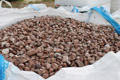 Kamenclub.ru: Мраморная крошка (щебень галтованный розовый) фр.10-20 мм.  купить в Люберцах мрамор розовый, красный ландшафтный декоративный окатанный округлый щебень 15000 руб/т   фото КАМЕНЬ КЛУБ