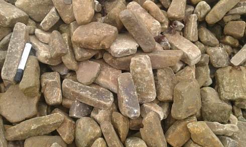 Kamenclub.ru: Песчаник для строительства и кладки блочный (фр 100-200 мм)  купить в Люберцах песчаник бежевый серый рыжий валун мелкий для строительства песчаник 6500 руб/т   фото КАМЕНЬ КЛУБ