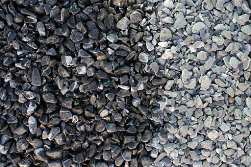 Kamenclub.ru: Щебень галтованный черный (мрамор) фр.10-20 мм.  купить в Люберцах мрамор черный с белыми прожилками, черный, белый окатанный округлый ландшафтный декоративный щебень 15000 руб/т   фото КАМЕНЬ КЛУБ