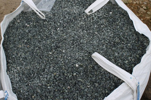 Kamenclub.ru: Щебень крошка зеленый (змеевик) фр. 10-20 мм.  купить в Люберцах змеевик зеленый, салатовый декоративная ландшафтная каменная крошка щебня 7 200 руб/т   фото КАМЕНЬ КЛУБ