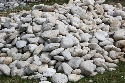 Kamenclub.ru: Бело-серый валунчик фр.100-300 мм.  купить в Люберцах крупный камень для ландшафта серый, белый бело-серый валун крупная галька 4500 руб/т   фото КАМЕНЬ КЛУБ