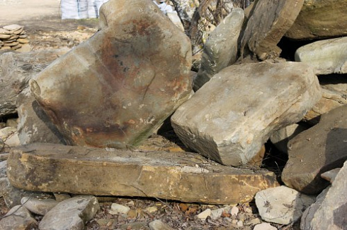 Kamenclub.ru: Песчаник плиты - плахи - пошаговые дорожки (фр. 70-150 мм)  купить в Люберцах песчаник серый бежевый желтый зеленый колотый песчаник строительный 6500 руб/т   фото КАМЕНЬ КЛУБ