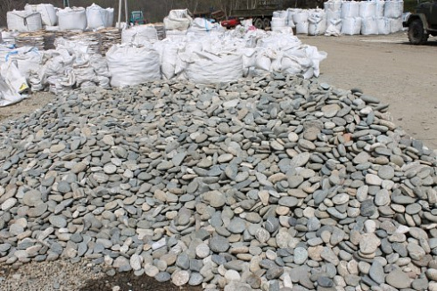 Kamenclub.ru: Галька речная плоская (ассорти) фр. 70-150 мм. купить  в Люберцах галька галечник серый белый темно-серый синий светло-серый плоская природная галька  9000 руб/т   фото КАМЕНЬ КЛУБ