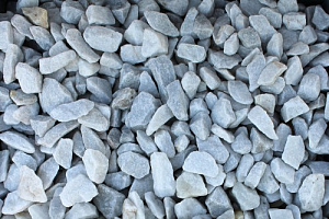 Kamenclub.ru: Мраморная крошка, щебень, цвет-белый,  фр. 20-40 мм.  купить в Люберцах мрамор белый молочный слоновая кость айвори  мраморная крошка ландшафтная 12000 руб/т   фото КАМЕНЬ КЛУБ