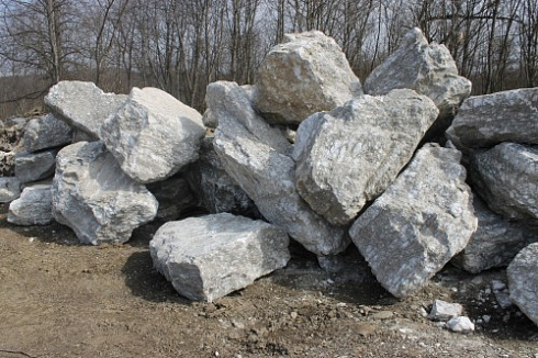 Kamenclub.ru: Мраморизированный известняк фр.500-1500 мм.  купить в Люберцах    10000 руб/т   фото КАМЕНЬ КЛУБ