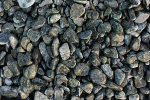 Kamenclub.ru: Щебень галтованный зеленый (змеевик) фр. 20-40 мм.  купить в Люберцах мрамор зеленый, салатовый оголтованный щебень мраморный 12500 руб/т   фото КАМЕНЬ КЛУБ