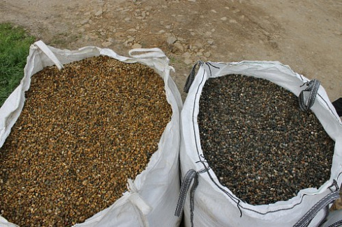 Kamenclub.ru: Галька окат (серо-желтая) фр.10-20 мм. купить  в Люберцах галька серо-желтая, рыжая, серый речная окатанная округлая галька 5000 руб/т   фото КАМЕНЬ КЛУБ