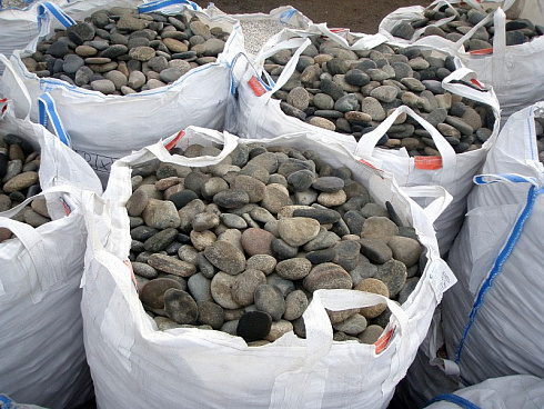 Kamenclub.ru: Галька речная плоская (ассорти) фр. 100-200-300 мм. купить  в Люберцах галька плоская разноцветная серый белый темно-серый синий речная галька ландшафтная 8000 руб/т   фото КАМЕНЬ КЛУБ