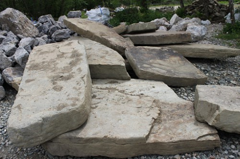 Kamenclub.ru: Песчаник плиты - плахи - пошаговые дорожки (фр. 70-150 мм)  купить в Люберцах песчаник серый бежевый желтый зеленый колотый песчаник строительный 6500 руб/т   фото КАМЕНЬ КЛУБ