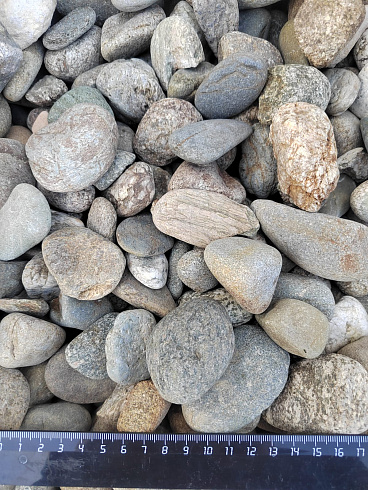Kamenclub.ru: Галька речная окат (пестрая) фр. 20-40 мм. купить  в Люберцах галька речная пестрая, серая, серые оттенки галька речная окатанная округлая 5000 руб/т   фото КАМЕНЬ КЛУБ