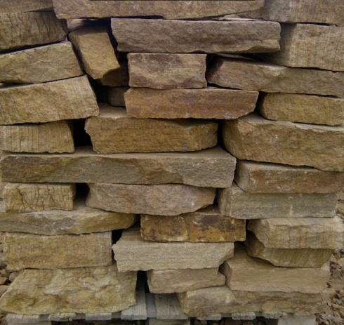 Kamenclub.ru: Песчаник пластушка желтый с рисунком (7-15 см)  купить в Люберцах плитняк - пластушка - бут желтый песчаник 10200 руб/м3   фото КАМЕНЬ КЛУБ