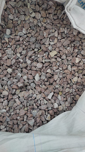 Kamenclub.ru: Мраморная крошка (щебень галтованный розовый) фр.20-40 мм.  купить в Люберцах мрамор розовый, красный оголтованный округлый щебень  15000 руб/т   фото КАМЕНЬ КЛУБ