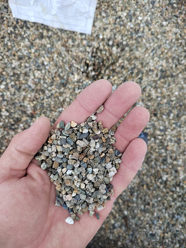 Kamenclub.ru: Галька речная окат (серая) фр.3-5 мм купить  в Люберцах галька речная серая бежевый темно-серый окатанный речной камень округлый 9500 руб/т   фото КАМЕНЬ КЛУБ