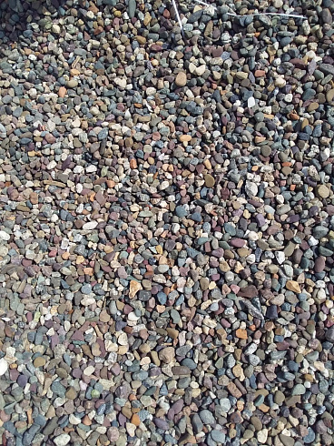 Kamenclub.ru: Галька речная окат цветная фр.5-10 мм. купить  в Люберцах галька речная белый, серый, красноватый, синий, темно-серый речная окатанная галька декоративная 6800 руб/т   фото КАМЕНЬ КЛУБ