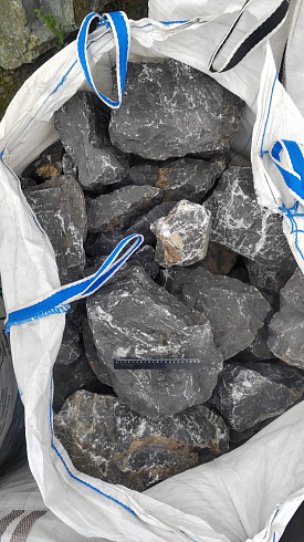 Kamenclub.ru: Черный мрамор скальник фр. 100-500 мм.  купить в Люберцах мрамор черный белый серый крупный колотый валун ландшафтный 8500 руб/т   фото КАМЕНЬ КЛУБ