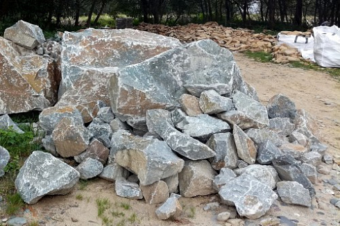 Kamenclub.ru: Гранит скальник (серо-зеленый) фр. 500-1500 мм.  купить в Люберцах гранит мрамор  серый зеленый темно-серый глыба скальная колотая ландшафтная 7 500 руб/т   фото КАМЕНЬ КЛУБ