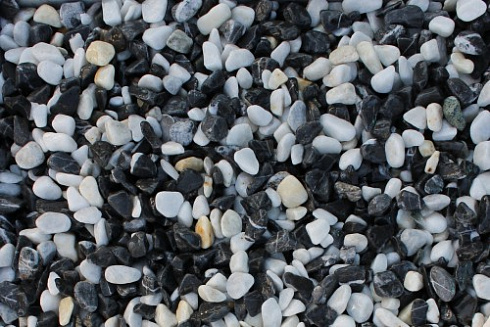 Kamenclub.ru: Мраморная крошка (щебень галтованный микс:: белый-черный) фр.5-10 мм  купить в Люберцах мрамор белый, черный, молочный, серый галтовка мраморная окатанная декоративная ландшафтная 15500 руб/т   фото КАМЕНЬ КЛУБ