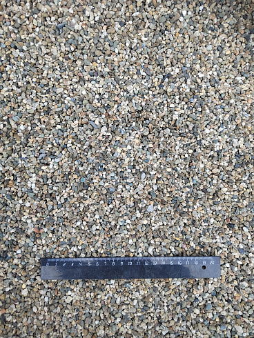 Kamenclub.ru: Галька речная окат (серая) фр.3-5 мм купить  в Люберцах галька речная серая бежевый темно-серый окатанный речной камень округлый 9500 руб/т   фото КАМЕНЬ КЛУБ