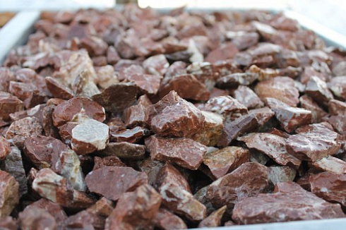 Kamenclub.ru: Мраморная крошка (щебень крошка розовый) фр. 20-40 мм.  купить в Люберцах мрамор розовый, красный мраморная крошка декоративная 11000 руб/т   фото КАМЕНЬ КЛУБ