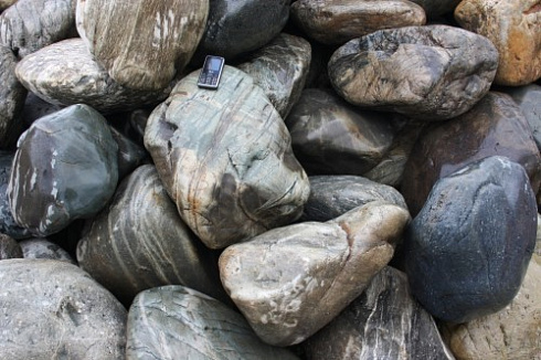 Kamenclub.ru: Речной валун Кабанчик фр.300-500 мм.  купить в Люберцах крупный природный камень галька серый, темно-серый речной валун галечник масштабный 7000 руб/т   фото КАМЕНЬ КЛУБ