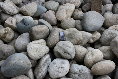 Kamenclub.ru: Темно-серый валунчик фр.100-300 мм.  купить в Люберцах крупный природный камень серый, темно-серый, светло-серый речная галька большого размера окатанная 4500 руб/т   фото КАМЕНЬ КЛУБ