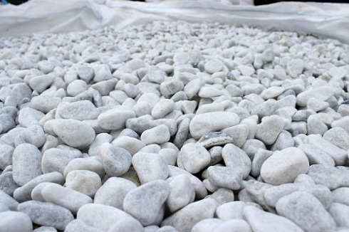 Kamenclub.ru: Мраморная крошка (щебень галтованный белый) фр.10-20 мм.  купить в Люберцах мрамор белый, молочный, айвори окатанный округлый декоративный ландшафтный щебень 17000 руб/т   фото КАМЕНЬ КЛУБ