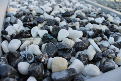 Kamenclub.ru: Мраморная крошка (щебень галтованный микс:белый-черный) фр.10-20 мм.  купить в Люберцах мрамор белый, черный окатанные округлые декоративные ландшафтные камни щебня 15500 руб/т   фото КАМЕНЬ КЛУБ