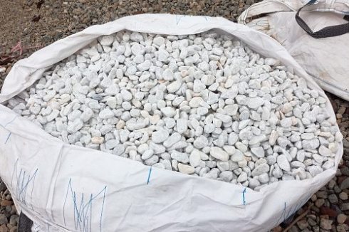 Kamenclub.ru: Мраморная крошка (щебень галтованный белый), фр.20-40 мм.  купить в Люберцах мрамор белый бежевый молочный мраморный щебень декоративный 17000 руб/т   фото КАМЕНЬ КЛУБ