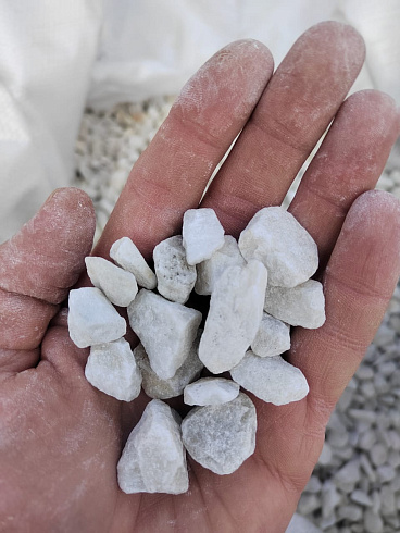 Kamenclub.ru: Мраморная крошка, щебень, цвет-белый, фр. 10-20 мм.  купить в Люберцах мрамор белый, молочный айвори каменная ландшафтная декоративная крошка шебня 12000 руб/т   фото КАМЕНЬ КЛУБ