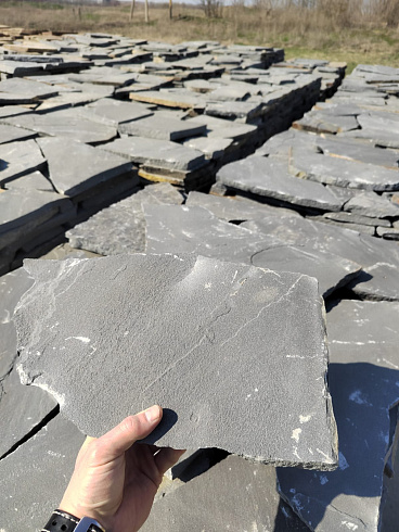 Kamenclub.ru: Песчаник пластушка светло-серый (2,0 см)  купить в Люберцах плитняк- ластушка светло-серый, серый рваный ландшафтный плитняк колотый 13800 руб/м3   фото КАМЕНЬ КЛУБ