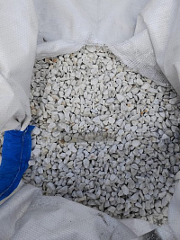 Kamenclub.ru: Мраморная крошка, щебень, цвет-белый, фр. 10-20 мм.  купить в Люберцах мрамор белый, молочный айвори каменная ландшафтная декоративная крошка шебня 12000 руб/т   фото КАМЕНЬ КЛУБ