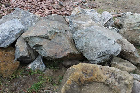 Kamenclub.ru: Змеевик скальник фр. 500-1500 мм.  купить в Люберцах змеевик зеленый серый черный глыба скальная колотая 7500 руб/т   фото КАМЕНЬ КЛУБ