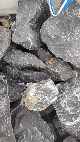 Kamenclub.ru: Черный мрамор скальник фр. 100-500 мм.  купить в Люберцах мрамор черный белый серый крупный колотый валун ландшафтный 8500 руб/т   фото КАМЕНЬ КЛУБ