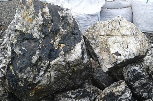 Kamenclub.ru: Черный гранит - кварцит фр. 100-500 мм.  купить в Люберцах мрамор гранит черный с белыми прожилками, серый, белый валун скальный колотый 7000 руб/т   фото КАМЕНЬ КЛУБ