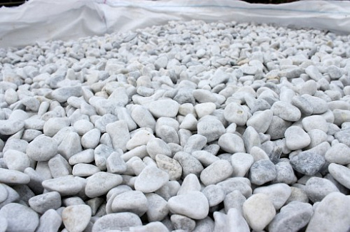 Kamenclub.ru: Мраморная крошка (щебень галтованный белый) фр.10-20 мм.  купить в Люберцах мрамор белый, молочный, айвори окатанный округлый декоративный ландшафтный щебень 17000 руб/т   фото КАМЕНЬ КЛУБ