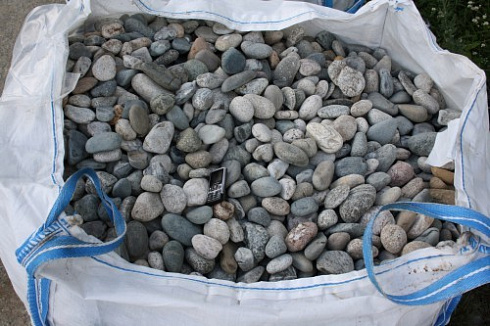 Kamenclub.ru: Галька речная окат (ассорти) фр. 50-100 мм. купить  в Люберцах галька природная округлая серая белая черная серая коричневая синяя галька речная окатанная округлая 6200 руб/т   фото КАМЕНЬ КЛУБ