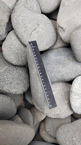 Kamenclub.ru: Галька речная плоская (темно-серая) фр. 70-150 мм. купить  в Люберцах галечник природный темно-серый серый синий речная плоская природная окатанная  9000 руб/т   фото КАМЕНЬ КЛУБ