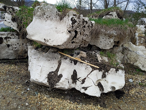 Kamenclub.ru: Выветренный известняк (степной) фр. 500-1500 мм.  купить в Люберцах    10000 руб/т   фото КАМЕНЬ КЛУБ