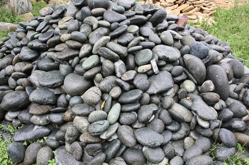 Kamenclub.ru: Темно-серый валунчик фр.100-300 мм.  купить в Люберцах крупный природный камень серый, темно-серый, светло-серый речная галька большого размера окатанная 4500 руб/т   фото КАМЕНЬ КЛУБ