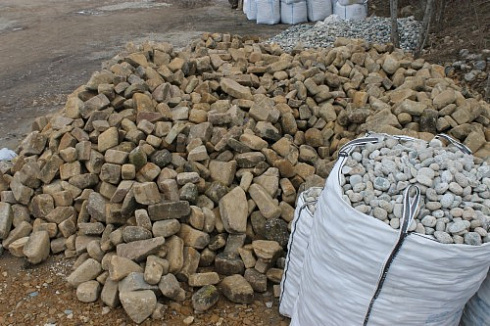 Kamenclub.ru: Песчаник для строительства и кладки блочный (фр 100-200 мм)  купить в Люберцах песчаник бежевый серый рыжий валун мелкий для строительства песчаник 6500 руб/т   фото КАМЕНЬ КЛУБ