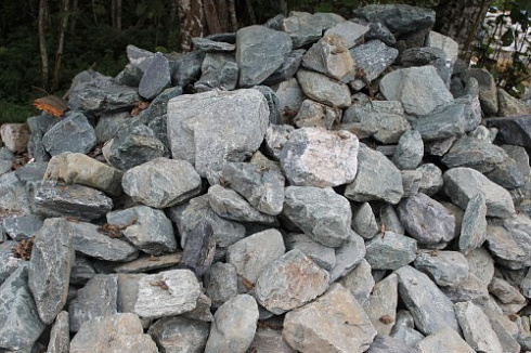 Kamenclub.ru: Гранит скальник (серо-зеленый) фр. 100-500 мм.  купить в Люберцах гранит зеленый, серый, салатовый крупный ландшафтный валун 6 000 руб/т   фото КАМЕНЬ КЛУБ