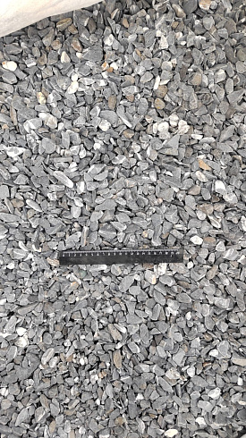 Kamenclub.ru: Щебень галтованный черный (мрамор) фр.10-20 мм.  купить в Люберцах мрамор черный с белыми прожилками, черный, белый окатанный округлый ландшафтный декоративный щебень 15000 руб/т   фото КАМЕНЬ КЛУБ