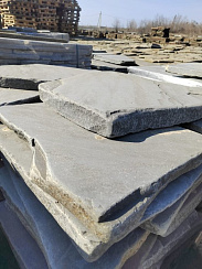 Kamenclub.ru: Песчаник пластушка галтованная светло-серая (3,0 см)  купить в Люберцах песчаник светло-серый, серый ландшафтный камень рваный колотый 21000 руб/м3   фото КАМЕНЬ КЛУБ