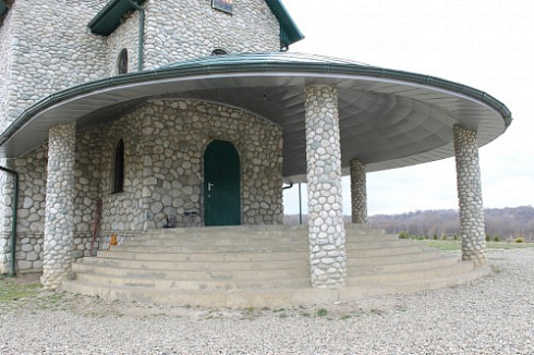 Kamenclub.ru: Галька речная плоская (бело-серая) фр. 100-200-300 мм. купить  в Люберцах галька речная плоская серый, белый, бело-серый, серо-белый речная галька плоская  9000 руб/т   фото КАМЕНЬ КЛУБ